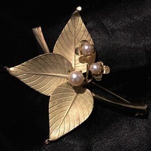 🍁 Pretty gold pin